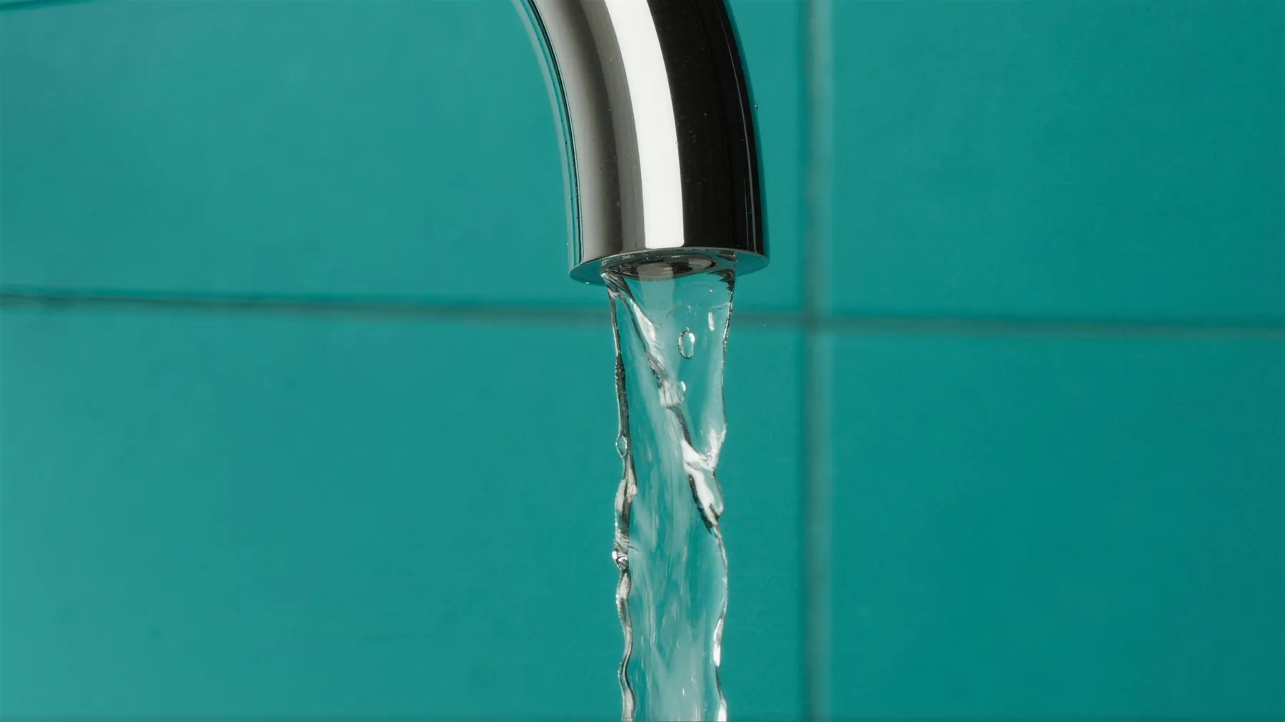 Strak afgewerkte badkamer met helder stromend water