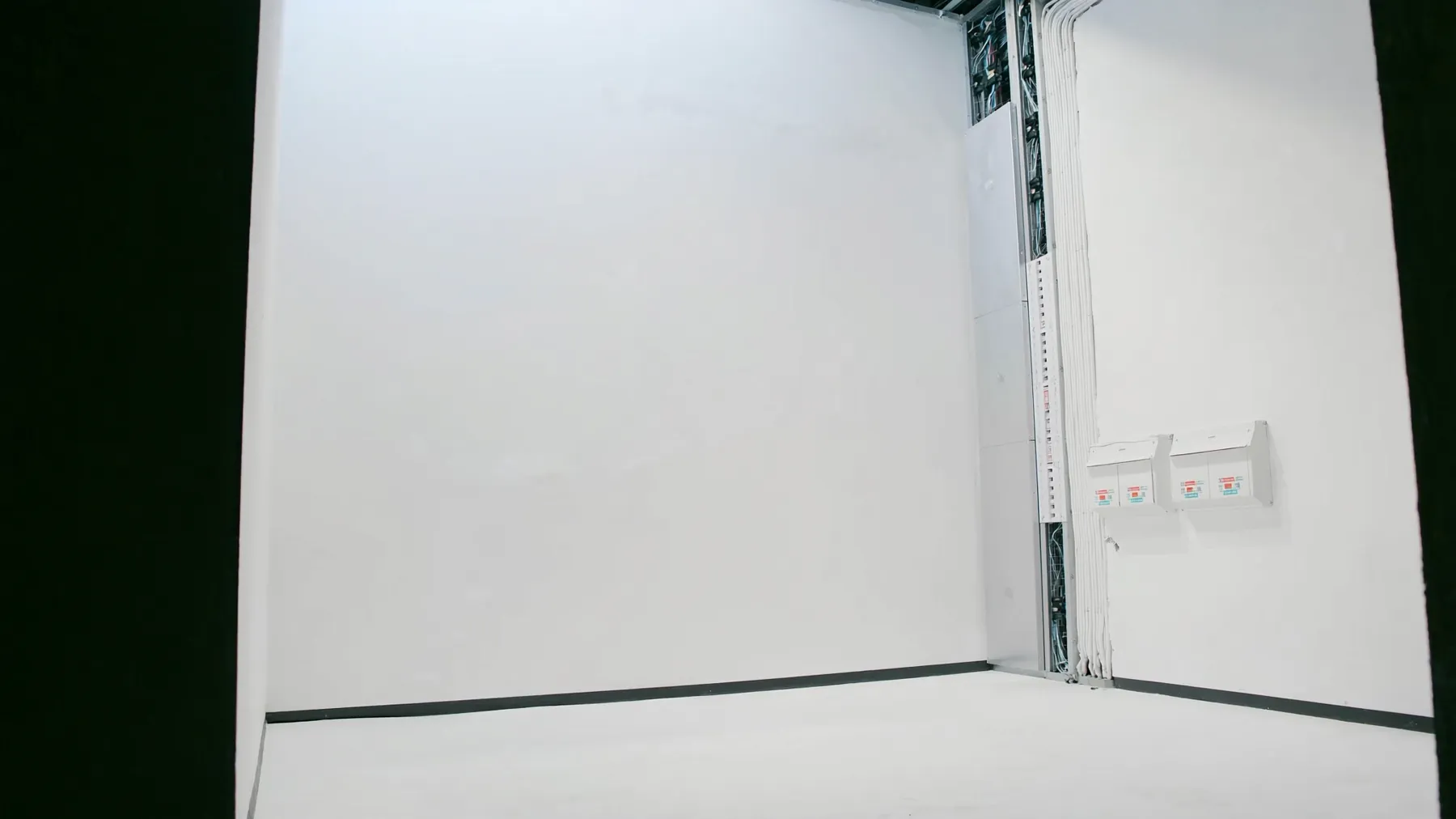 Strak afgewerkte elektrische installatie in koel daglicht