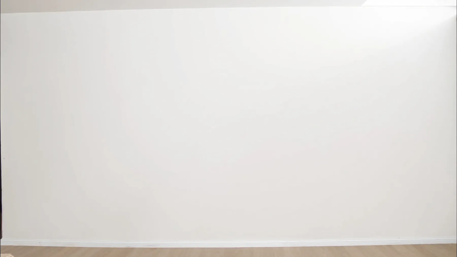 Lichte woonkamer klaar om te schilderen — kies hieronder een kleur voor de muur