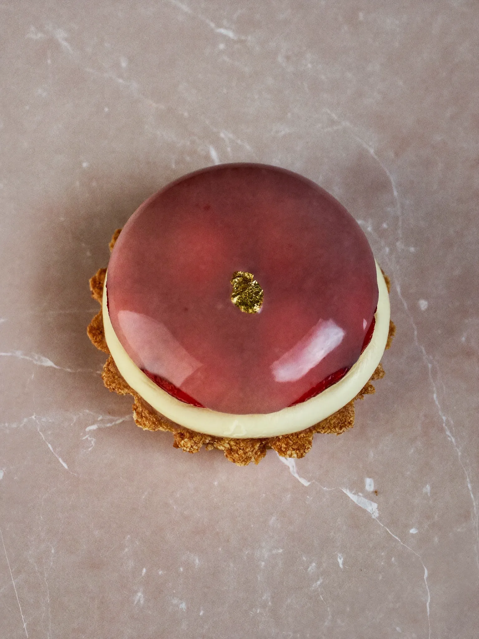 Entremet met spiegelglazuur, meerlaagse mousse-taart
