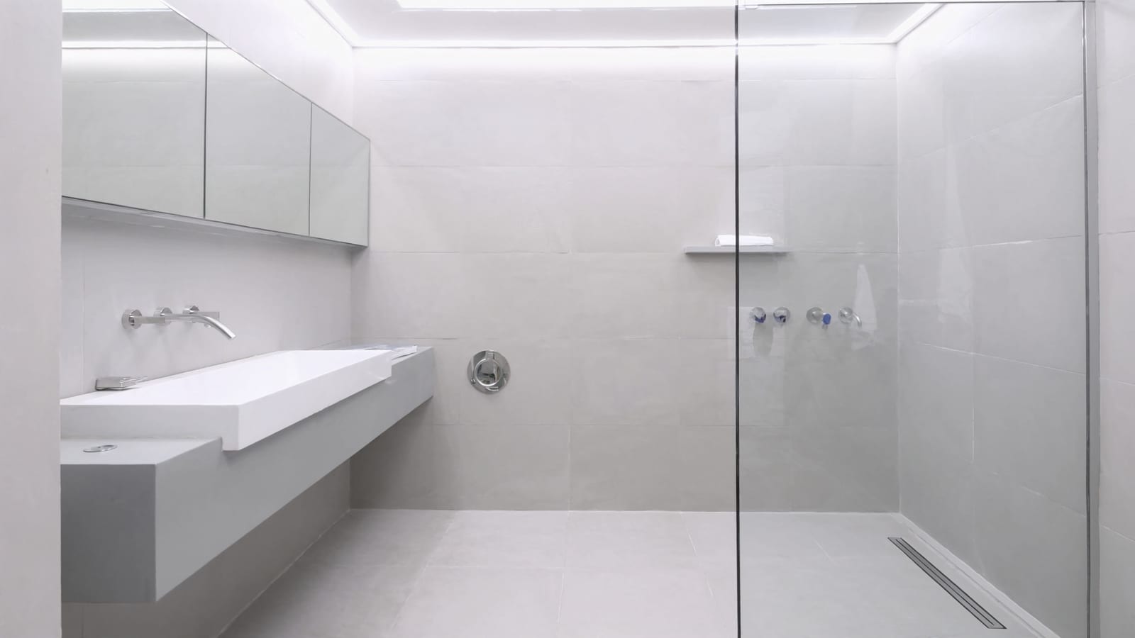 Gerenoveerde badkamer met strak tegelwerk