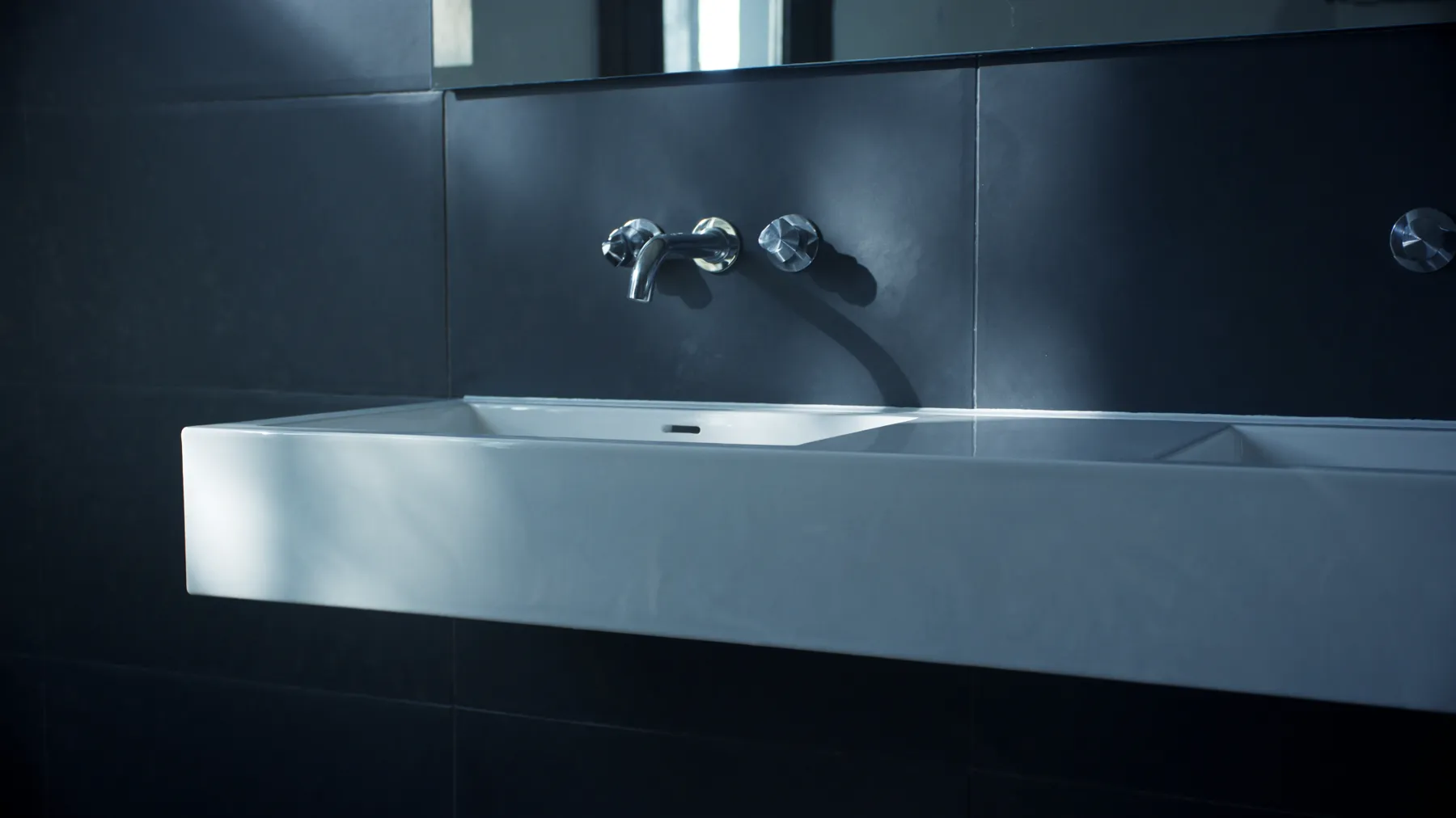 Strak afgewerkte badkamer met chroom sanitair door Sanitair Van Loon