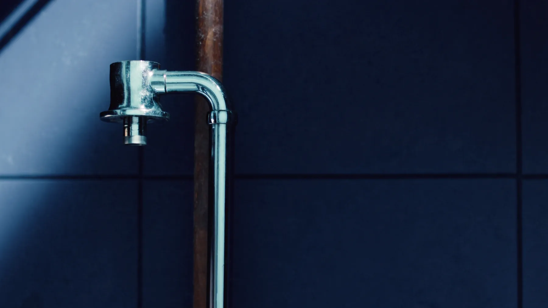 Vakkundig aangelegd sanitair en leidingwerk in een afgewerkte ruimte