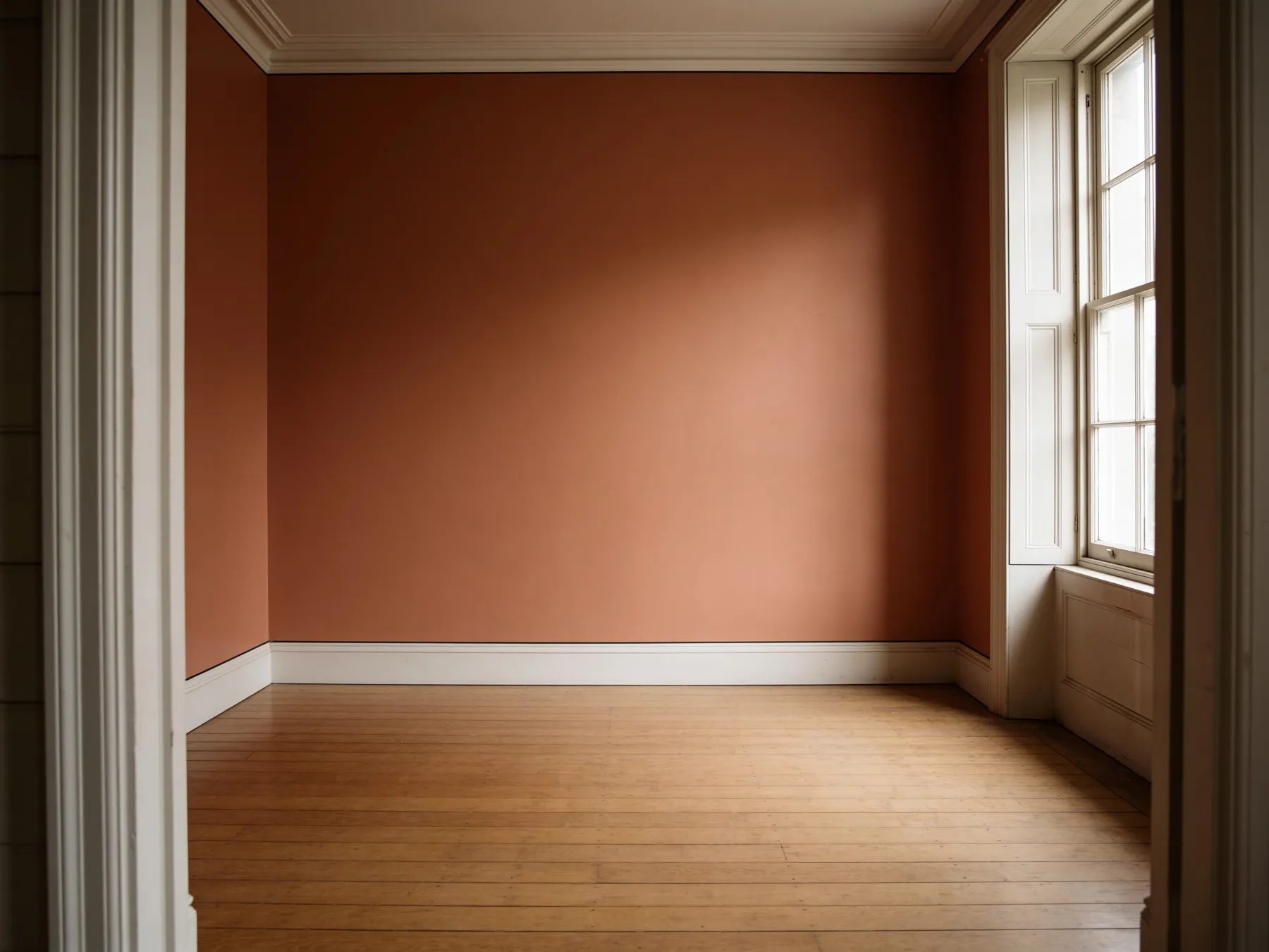 Na het schilderen — egale, vlekkeloze muur in strijklicht