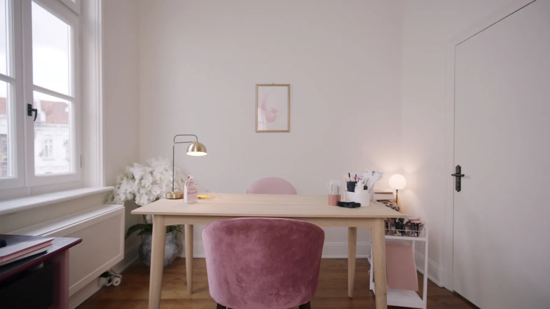 Interieur van Studio Lak — nagelstation tegen een blush wand