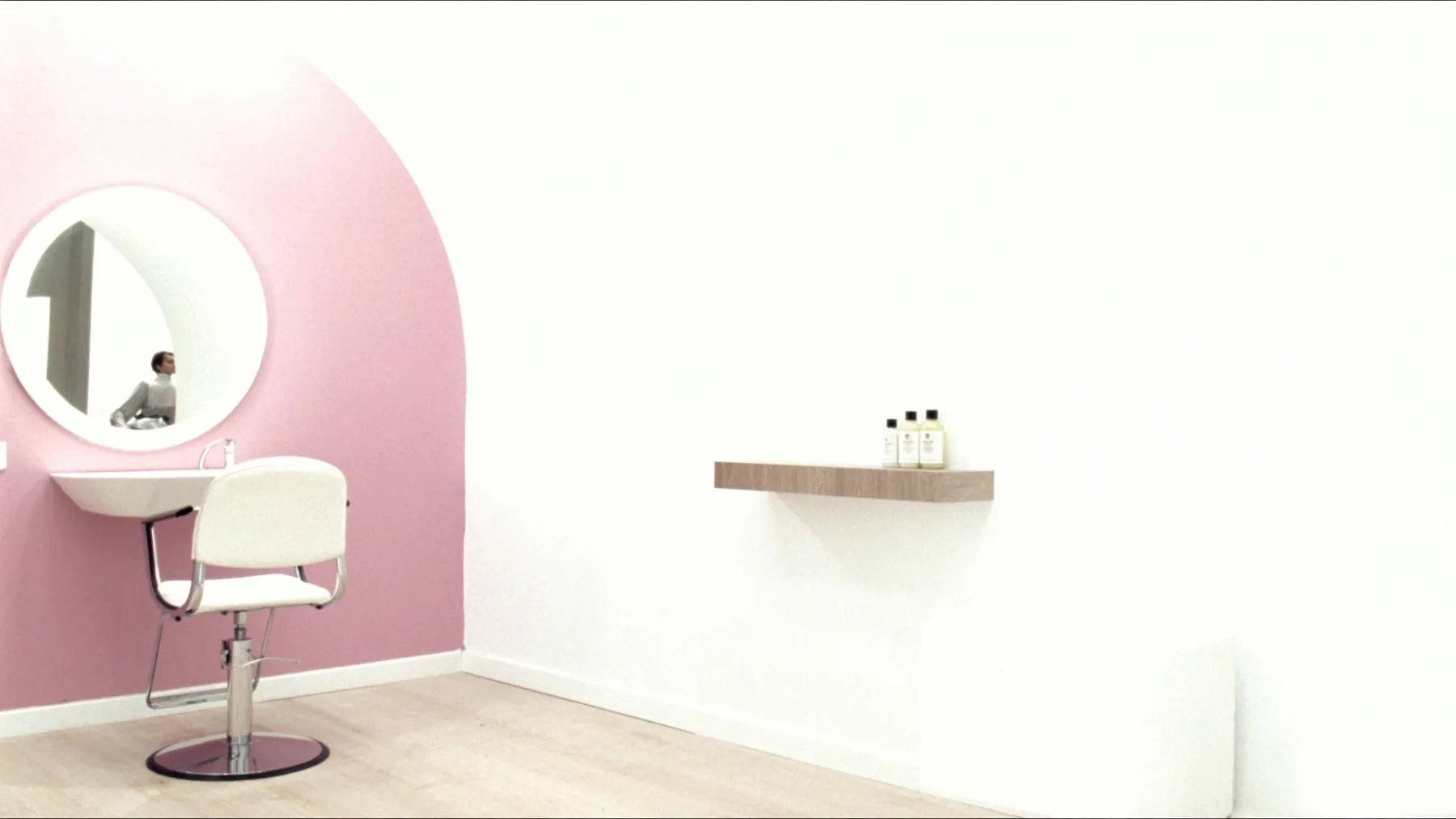 Rustige, blush-verlichte styling­plek bij Kapsalon Nova
