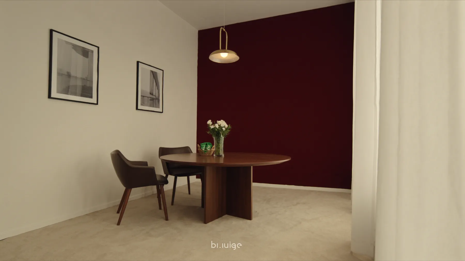 De warme studeerkamer van het notariaat met houten kasten en messing details
