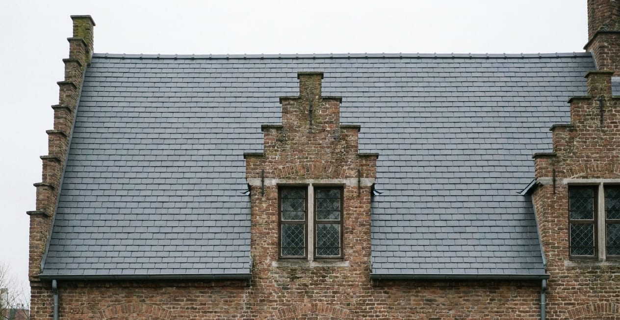 Hetzelfde dak na renovatie, met strak gelegde nieuwe leien