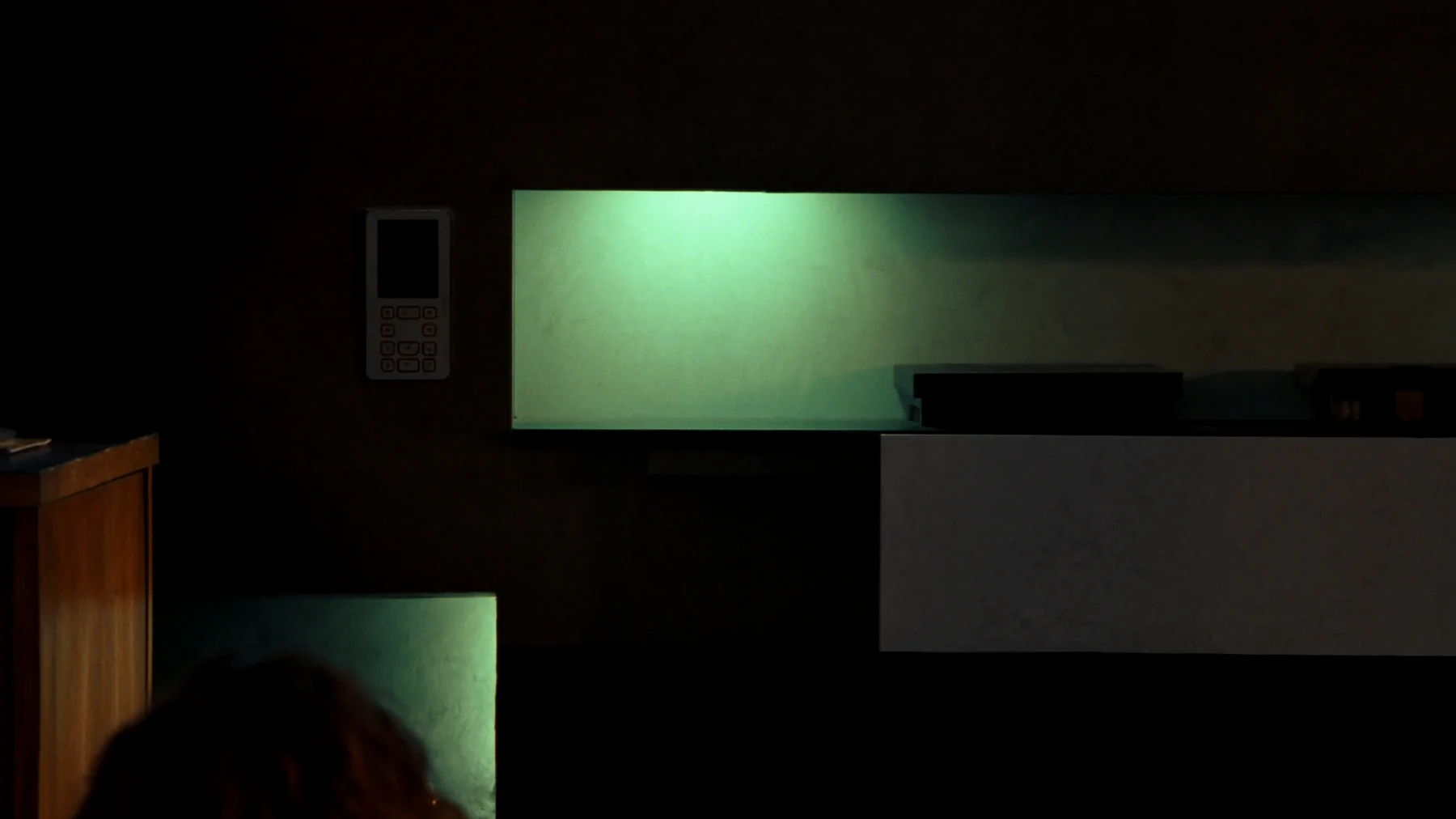 Slimme domotica-bediening in een modern interieur — licht en verwarming in één app