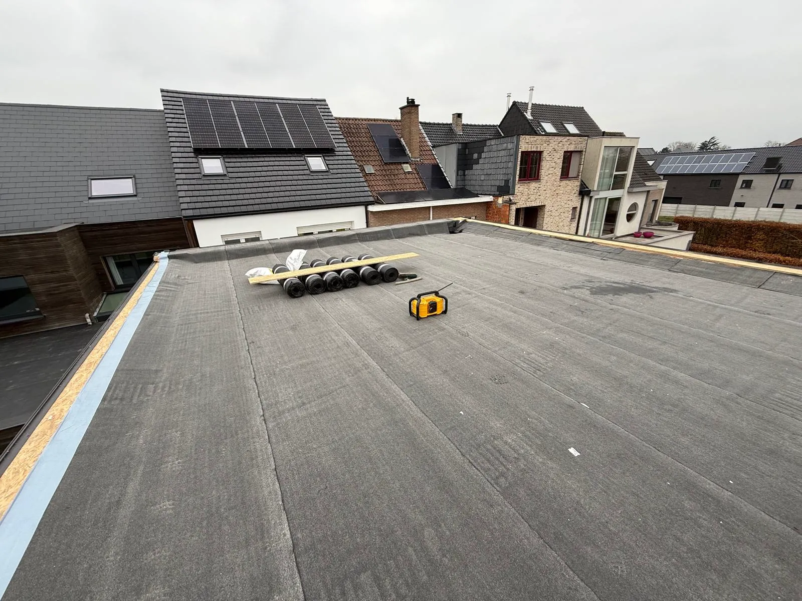 Plat dak met naadloos EPDM-rubbermembraan, netjes afgewerkt met correcte afschot