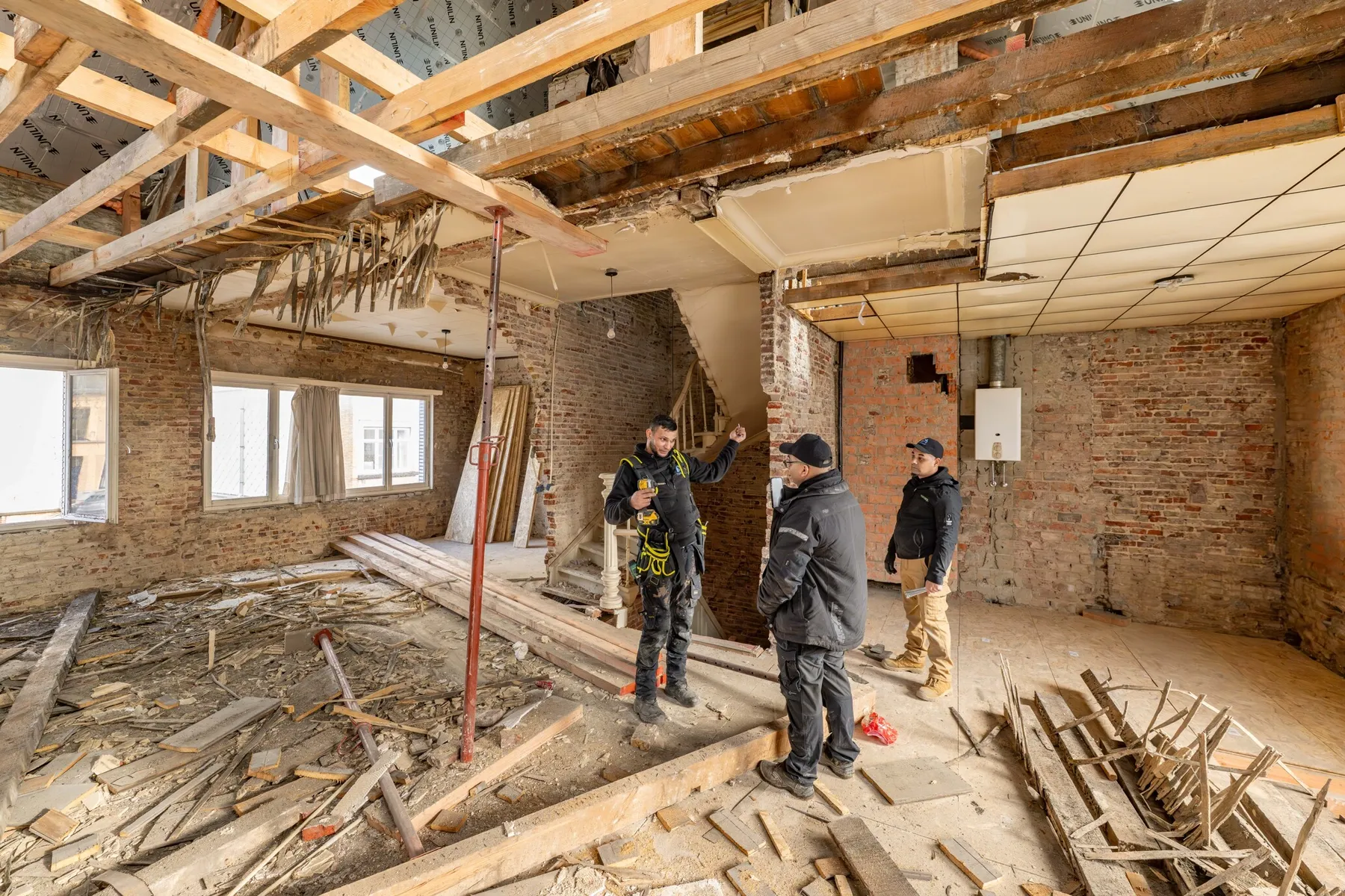 Dakstructuur en gebinte zichtbaar tijdens een grondige dakrenovatie